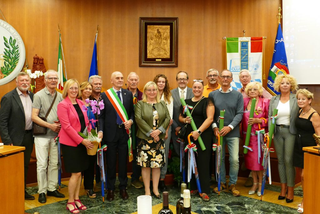 Gruppenbild Rathaus Loreto 30 jähriges Jubiläum Städtepartnerschaftsclub